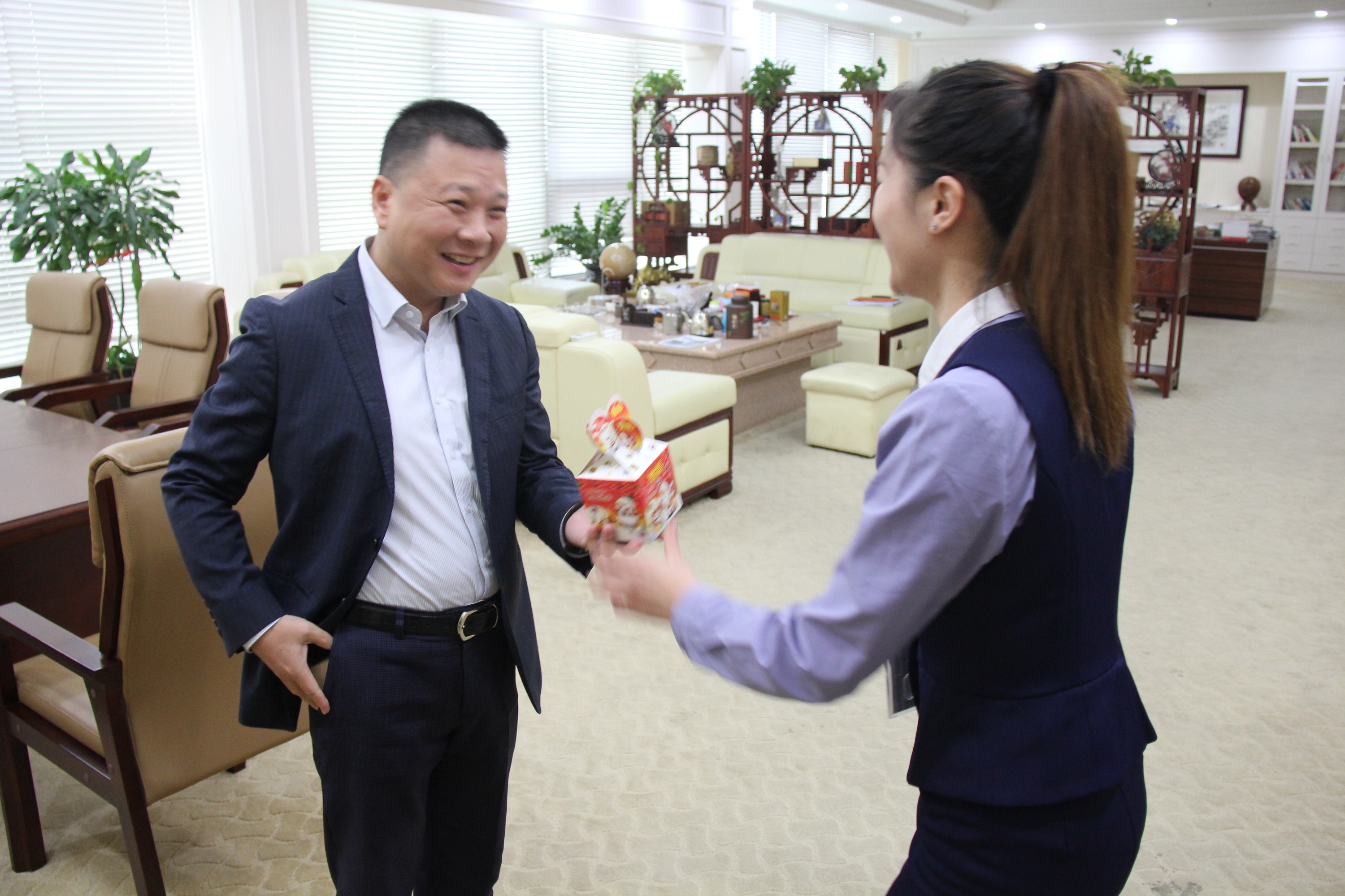 圣悅詩國際輕奢美妝為公司員工送平安祝福！